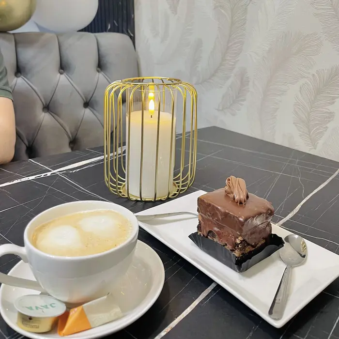 Cappuccino et pâtisserie au chocolat dégustés au salon