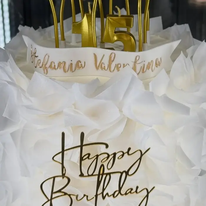 Détail : prénom calligraphié et « Happy Birthday » doré
