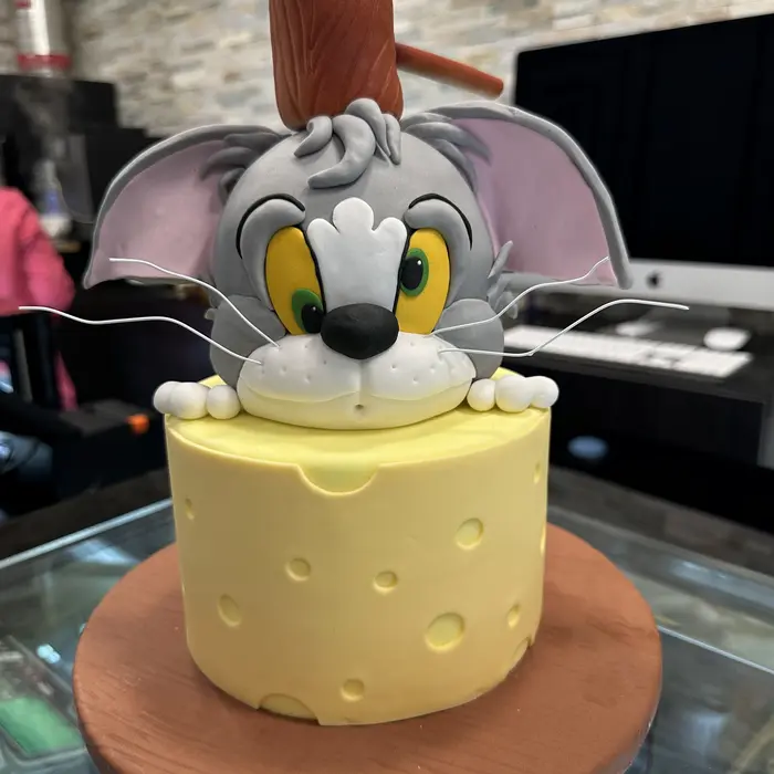Gâteau d’anniversaire à thème : souris sur un fromage en sucre