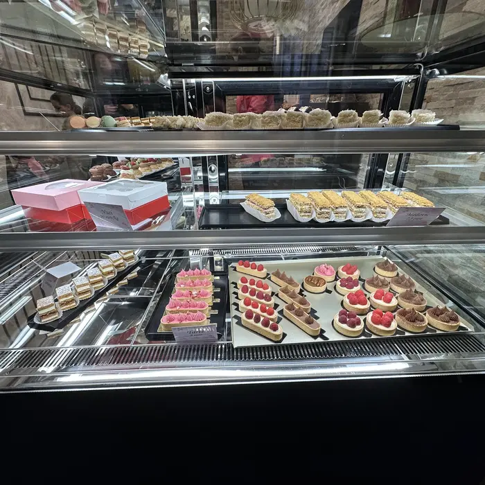 Vitrine de pâtisseries fraîches du jour chez Sweet Moments