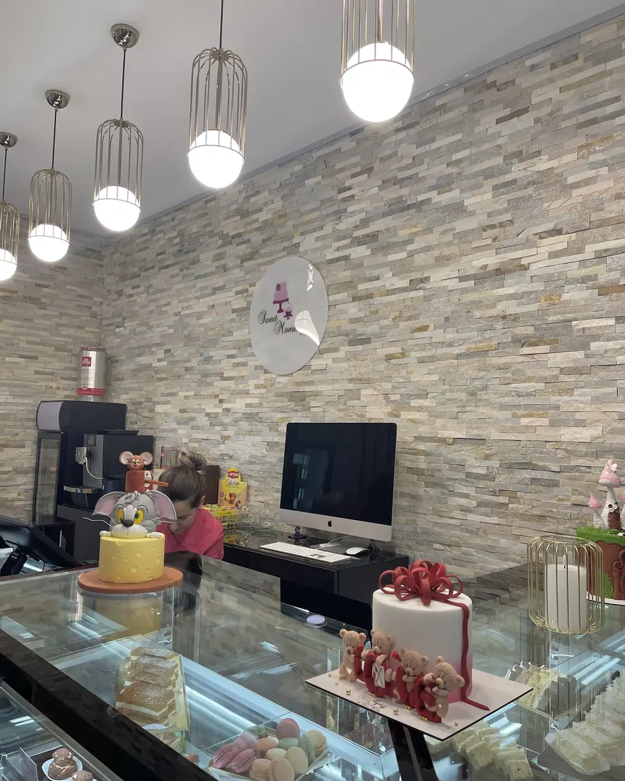 Le comptoir — Pâtisseries du jour, gâteaux et créations réalisés sur place.