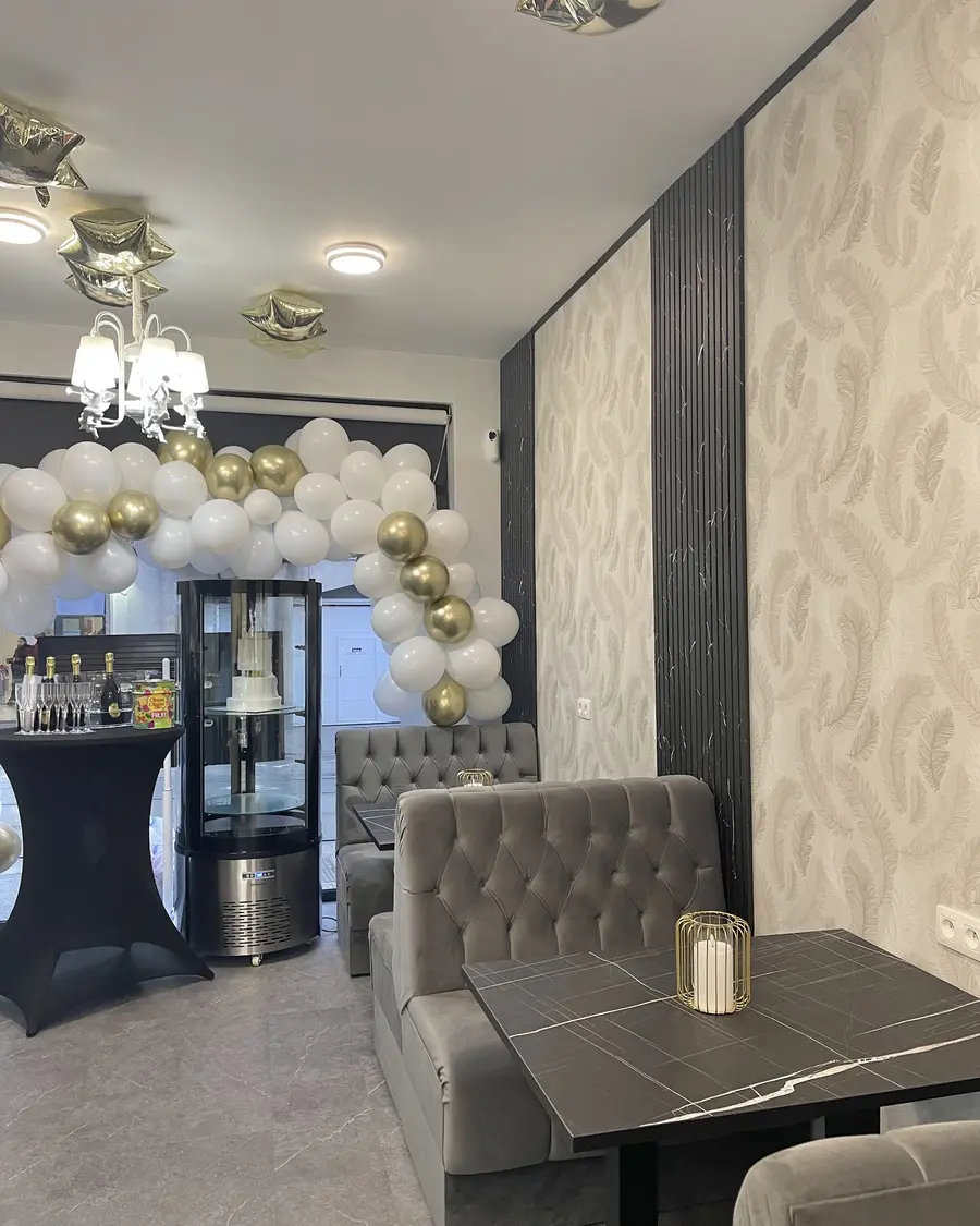 Le salon de dégustation — Banquettes de velours, lumière douce : le temps d’un café.